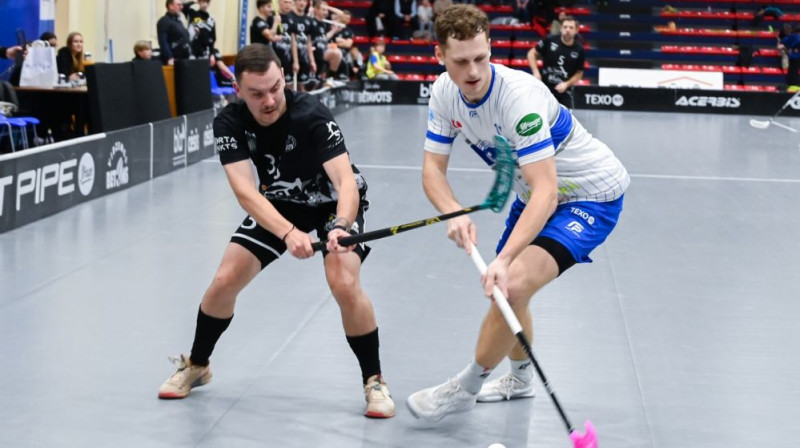 Decembra mēneša Elvi līgas labākais spēlētājs Jorens Malkavs (no labās) spēlē pret Irlavas komanda atzīmējās ar trim skaistām piespēlēm, foto: Lauris Mihailovs, Lekrings