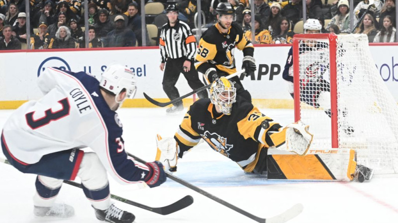 Čārlijs Koils cenšas pārspēt Artūru Šilovu. Foto. AP. Scanpix