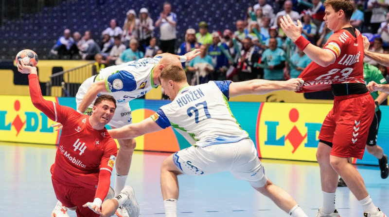 Mirklis Šveices un Slovēnijas valstsvienību cīņā. Foto: Cornelius Poppe/EPA/Scanpix