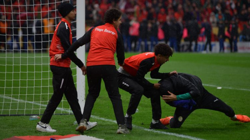 Senegālas rezerves vārtsargs Jevans Diufs atkaujas no marokāņu bumbu zēniem. Foto: imago/Didier Lefa Studio/Scanpix