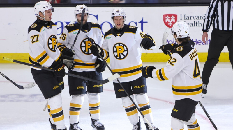 Dans Ločmelis (Nr. 43) pēc vārtu guvuma. Foto: Providence Bruins