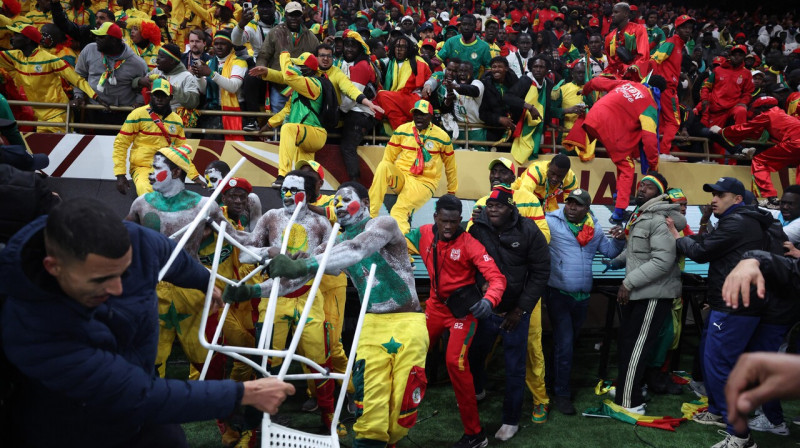 Senegālas valstsvienības līdzjutēji burtiski iebruka laukumā pēc tam, kad kompensācijas laikā uz viņu tautiešu vārtiem tika nozīmēts 11 metru soda sitiens. 
Foto: Siphiwe...