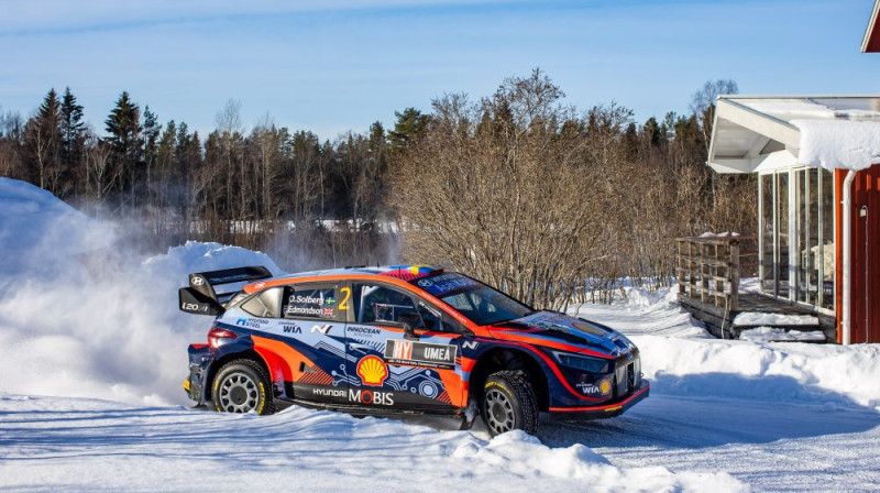 Olivers Solbergs pie "Hyundai" komandas "Rally1" auto stūres. Foto: Hyundai Motorsport