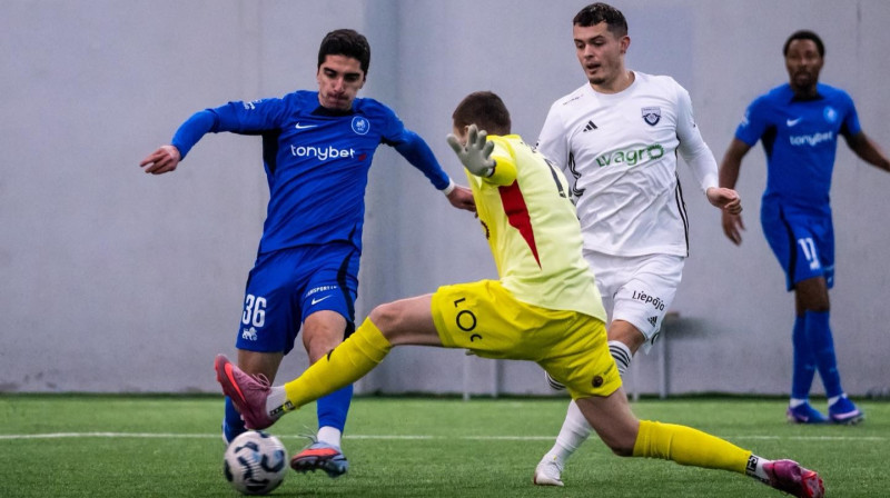 Laša Odišarija uzbrukumā pārbaudes spēlē pret "Grobiņu". Foto: FK RFS