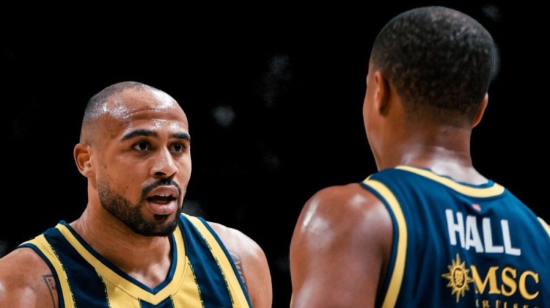 Teilens Hortons-Takers un Devons Hols Foto: Fenerbahce Beko