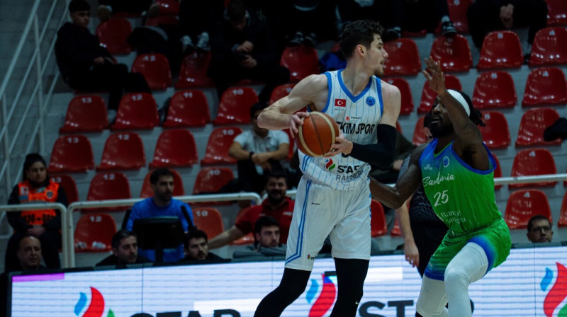 Roberts Blumbergs ar bumbu cīņā pret Sasāri "Dinamo" FIBA Eiropas kausā. Foto: FIBA
