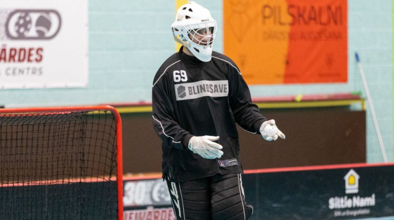 Sanda Venevica atvairījums pāris sekundes pirms cīņas beigām, iespējams, ievedīs Irlavas komandu izslēgšanas turnīrā, foto: Anita Stukāne, Floorball.lv