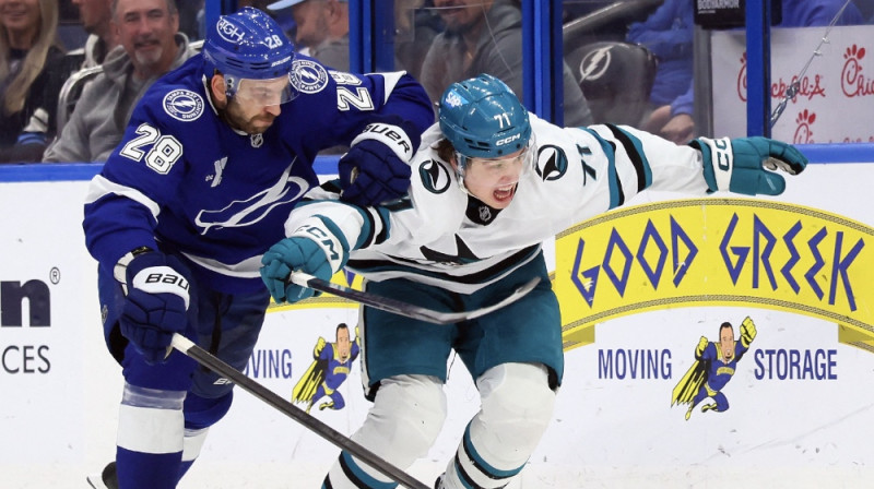 Zemgus Girgensons un Maklins Selebrīni. Foto: Getty Images via AFP/Scanpix