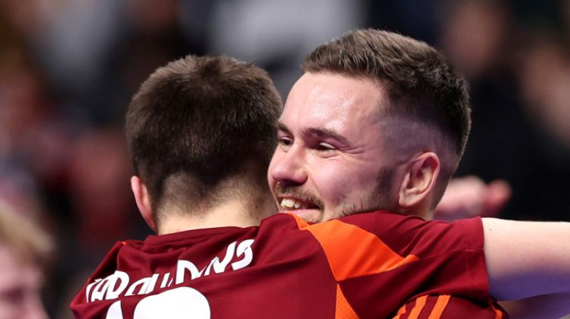 Edgars Tarakanovs un Germans Matjušenko. Foto: UEFA Futsal