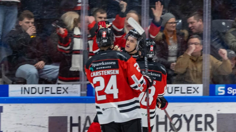 Raimonds Vītoliņš ar komandas biedriem pēc pirmā vārtu guvuma Olborgas "Pirates" komandā. Foto: Aalborg Pirates