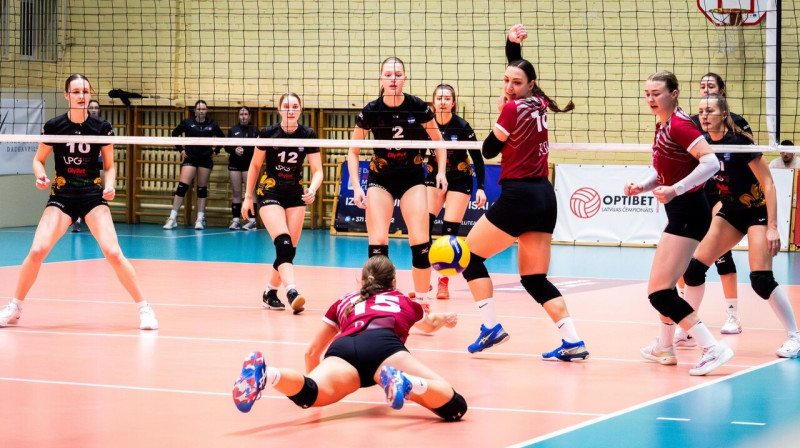 RSU volejbolistes cīņā aizsardzībā. Foto: Margarita Vigule/Gorod.lv