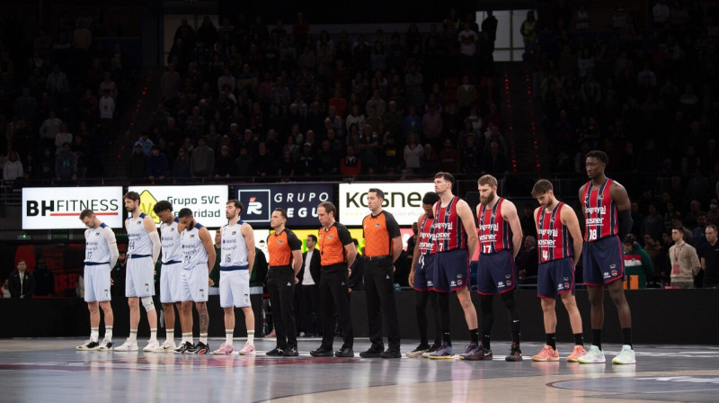 Klusuma brīdis vilciena katastrofā Adamusā bojāgājušajiem. Foto: Baskonia