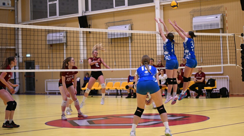 Mirklis Viļņas "Sostinės tauras" un Latvijas U18 komandas spēlē Lietuvas galvaspilsētā. Foto: Vilniaus miesto sporto mokykla „Sostinės tauras“