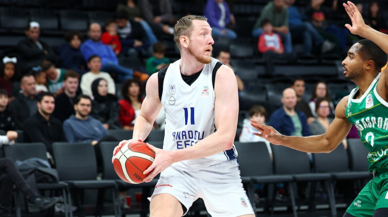 Rolands Šmits ar bumbu. Foto: Anadolu Efes SK