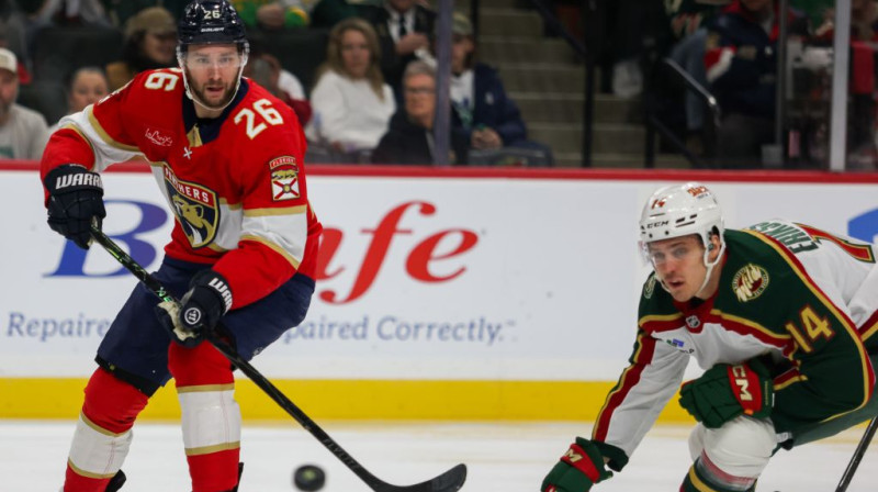 Uvis Jānis Balinskis vēro ripu. Foto. AP. Scanpix