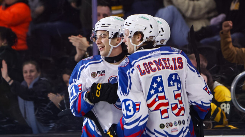 Dans Ločmelis ar komandas biedriem. Foto: Providence Bruins