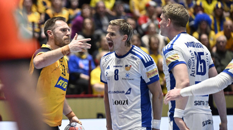 Islandes valstsvienības handbolisti cīņā pret mājinieci Zviedriju. Foto: Johan Nilsson/TT/Scanpix