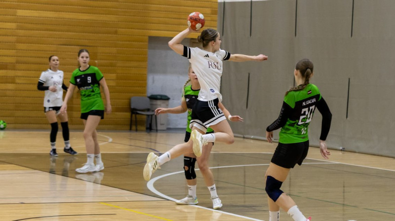 Salaspiliešu vārtus apdraud Elīza Bilkšte (RSU). Foto: Aleksejs Kozlovs