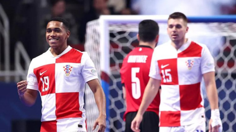 Vitors Lima un Davids Mataja. Foto: UEFA