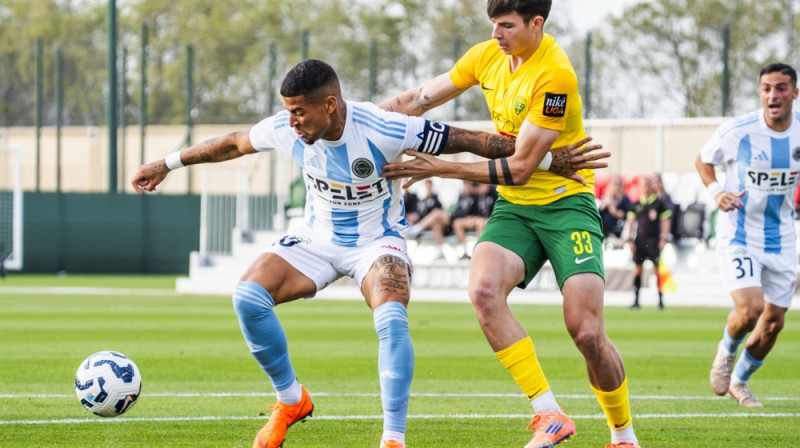 Režinaldu Ramiriss cīņā par bumbu. Foto: Riga FC