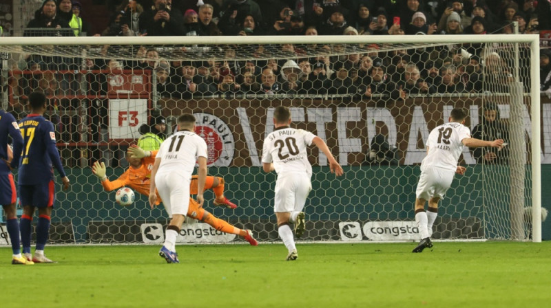 Mārteins Kārs pārspēj Peteru Gulāči. Foto: AP/Scanpix