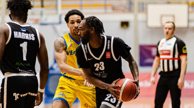 "Ventspils" jaunpienācējs Ārons Džonsons-Kešs aizsardzībā pret Tristanu Džeretu. Foto: Dāvis Lejasmeiers