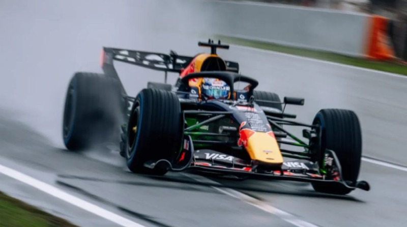 Makss Verstapens pie jaunā F1 auto stūres. Foto: Red Bull