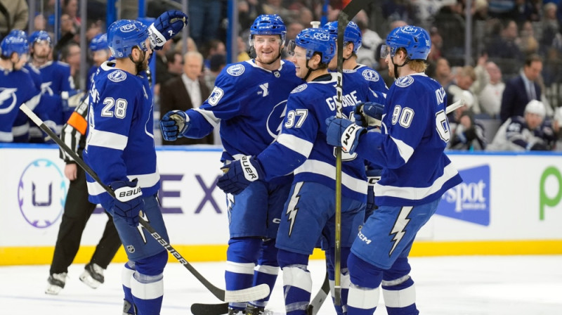 Zemgus Girgensons (#28) ar komandas biedriem. Foto: AP/Scanpix