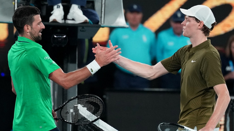 Novaks Džokovičs un Janniks Sinners. Foto: AP/Scanpix