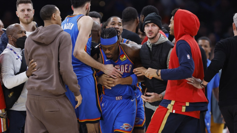 Komandas biedri un Džordans Pūls nomierina iekarsušo Lū Dortu. Foto: Reuters/Scanpix