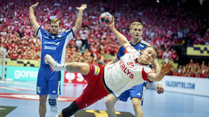 Dānis Simons Pitliks uzbrukumā Eiropas meistarsacīkšu pusfinālā pret Islandes valstsvienību. Foto: Thomas Traasdahl/EPA/Scanpix