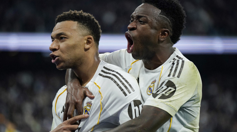 Kiljans Mbapē un Vinisiuss. Foto: REUTERS/Ana Beltran/Scanpix