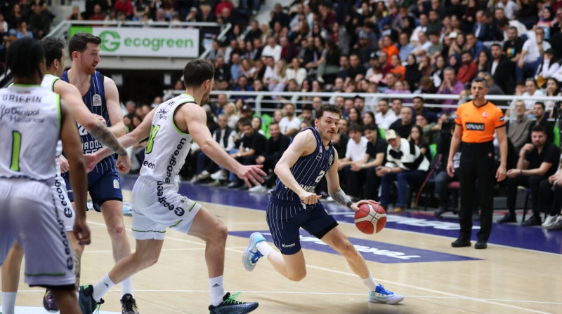 Stambulas "Anadolu Efes" aizsargs Šehmuss Hazers ar bumbu cīņā pret Denizli "Merkezefendi". Foto: Anadolu Efes SK