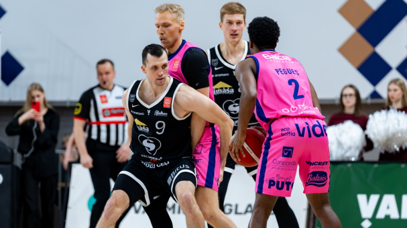 Artis Ate aizsardzībā. Foto: Nauris Slokenbergs/Vaimiera Glass/ViA