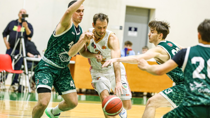 Mikus Sokolovs uzbrukumā pret Vladislavu Suharenko. Foto: Agris Veckalniņš