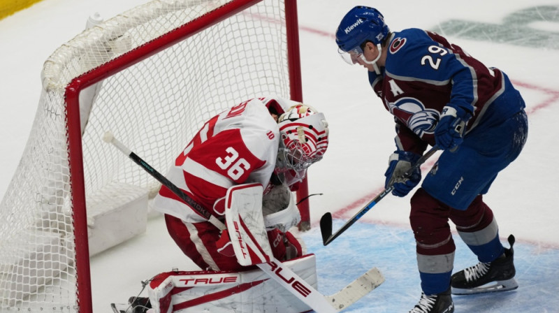 Džons Gibsons pret Neitanu Makkinonu. Foto: AP/Scanpix