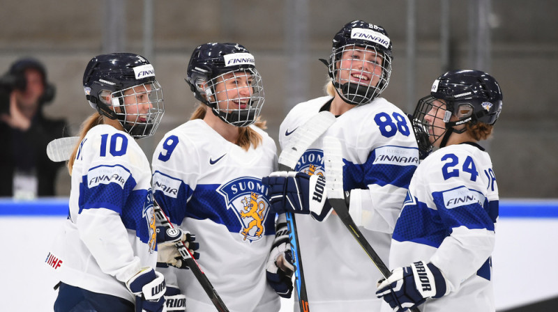 Somijas sieviešu izlases hokejistes. Foto: IIHF