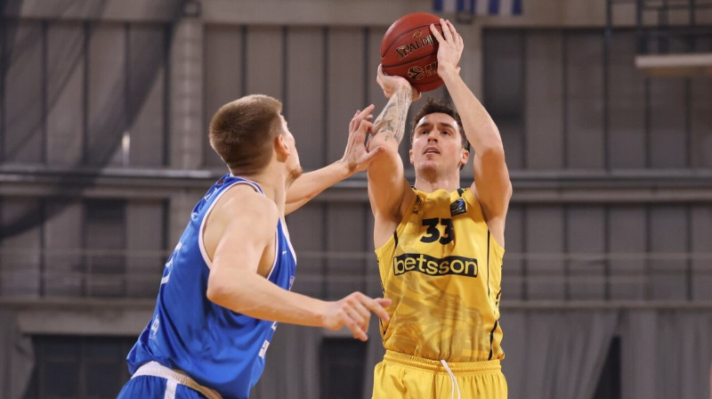 Kārlis Šiliņš, cenšoties kavēt Saloniku "Aris" serba Danilo Andžušiča metienu. Foto: Aris BC