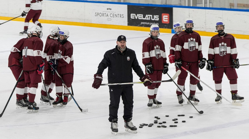 Ģirts Ankipāns ar Latvijas U16 vienības hokejistiem. Foto: Gints Lazdāns/LHF