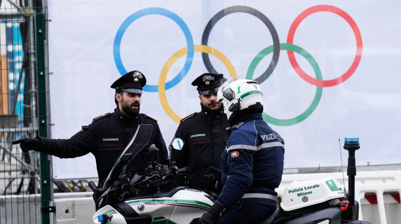 Milānas žandarmi ("Carabinieri") un policists pie olimpiskā ciemata. Foto: Luca Bruno/AP/Scanpix