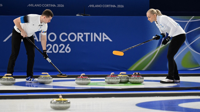 Igaunijas kērlingisti Harri Lills un Marija Kaldvē. Foto: Jennifer Lorenzini/Reuters/Scanpix