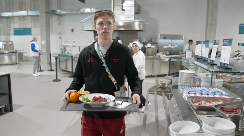 Reinis Bērziņš olimpiskā ciemata ēdnīcā. Foto: Romāns Kokšarovs/LOK