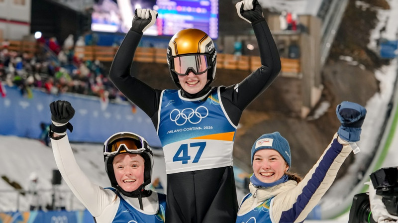 Anna Strēma kopā ar tautietēm pēc uzvaras. Foto: AP/Scanpix