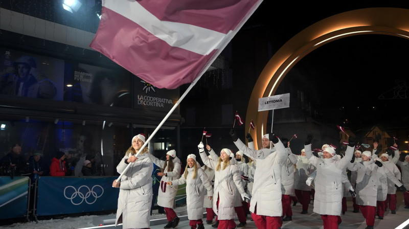 Dženifera Ģērmane nes karogu Kortīnā. Foto: Edijs Pālens, LETA, LOK