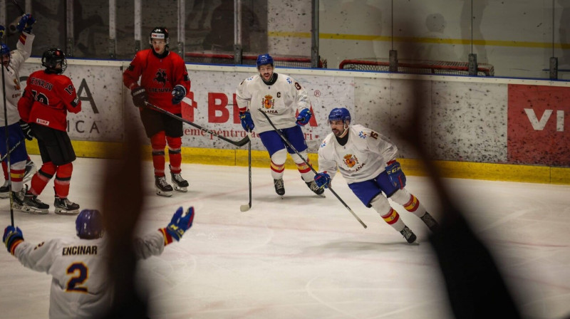 Spānijas hokejisti pēc vārtu guvuma cīņā pret Lietuvas valstsvienību. Foto: Maxim's Sports/Federaţia Română de Hochei pe Gheaţă (FRHG)