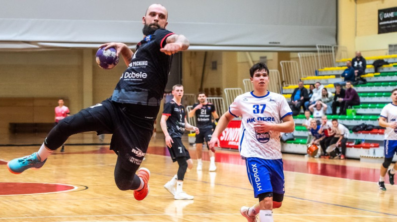 Ogres komandas vārtiem uzbrūk dobelnieks Nils Kreicbergs. Foto: Zigismunds Zālmanis / LHF