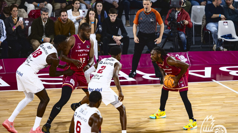 Džeimss Beitmons ar bumbu. Foto: Pol Puertas/Força Lleida