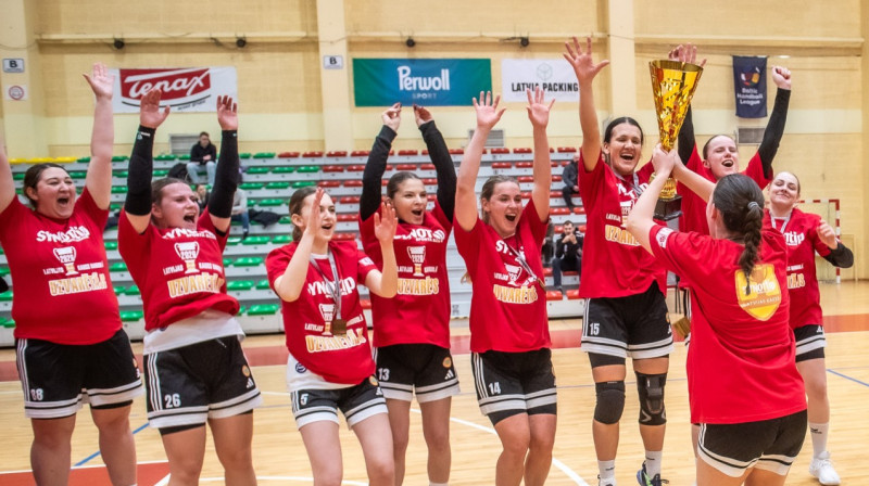 RSU handbolistes ar izcīnīto Latvijas Kausu. Foto: Zigismunds Zālmanis / LHF