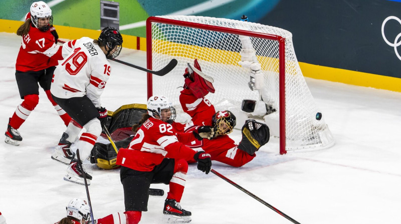Šveices valstsvienības vārtsardze Saskija Maurere cīņā pret kanādietēm atvairīja 51 metienu. Foto: Salvatore di Nolfi/EPA/Scanpix
