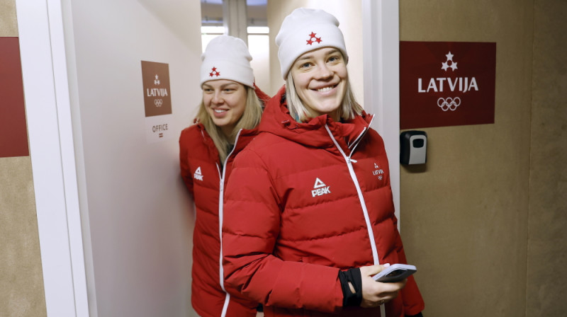 Kendija Aparjode un Elīna Ieva Bota. Foto: Toms Kalniņš/LOK